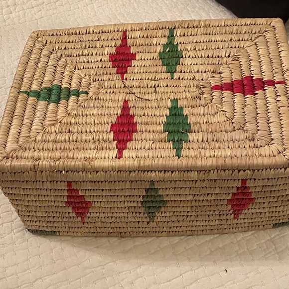 Handwoven Natural and Green Straw Basket - Picture 4 of 4